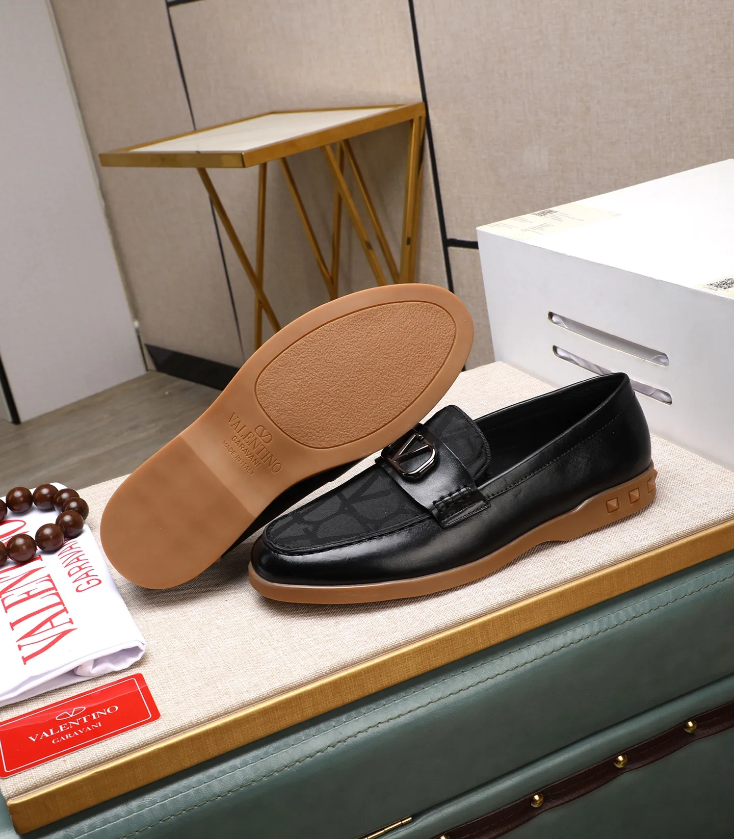 Men's shoes 💰520 [Valentino-Valentino] High-quality boutique men's shoes. The same style as the celebrities, original and authentic.✅ Made of imported cowhide + original apricot cowhide lining. The French luxury model is priced at 14,080 Swiss francs. It is also a Paris Fashion Week catwalk model. A brand can be deeply rooted in your heart, and a pair of shoes can make you linger. What you wear is not only noble, but also an aura. 👻Standard 38-45